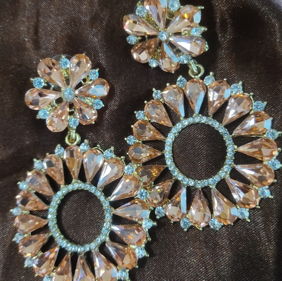 PEACH DANGLING EAR STUDS - Picture 8 of 8